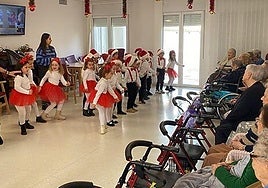 Los pequeños llevan la Navidad al Centro Residencial de Mayores