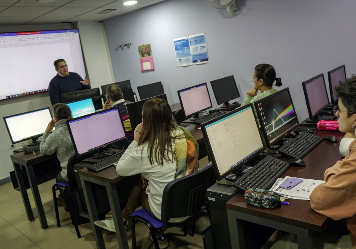 Alumnos en la academia de oposiciones Torrente Ballester de Badajoz durante una clase.