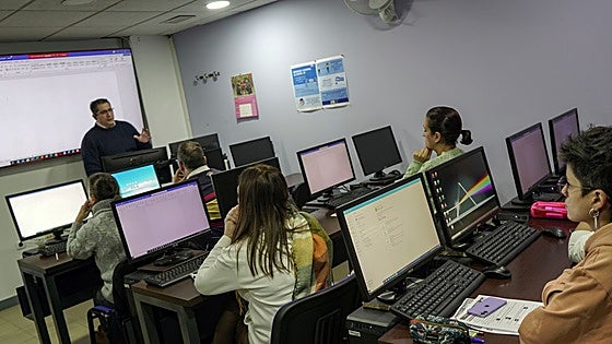 La nueva oleada de oposiciones en Extremadura dispara la demanda en las academias