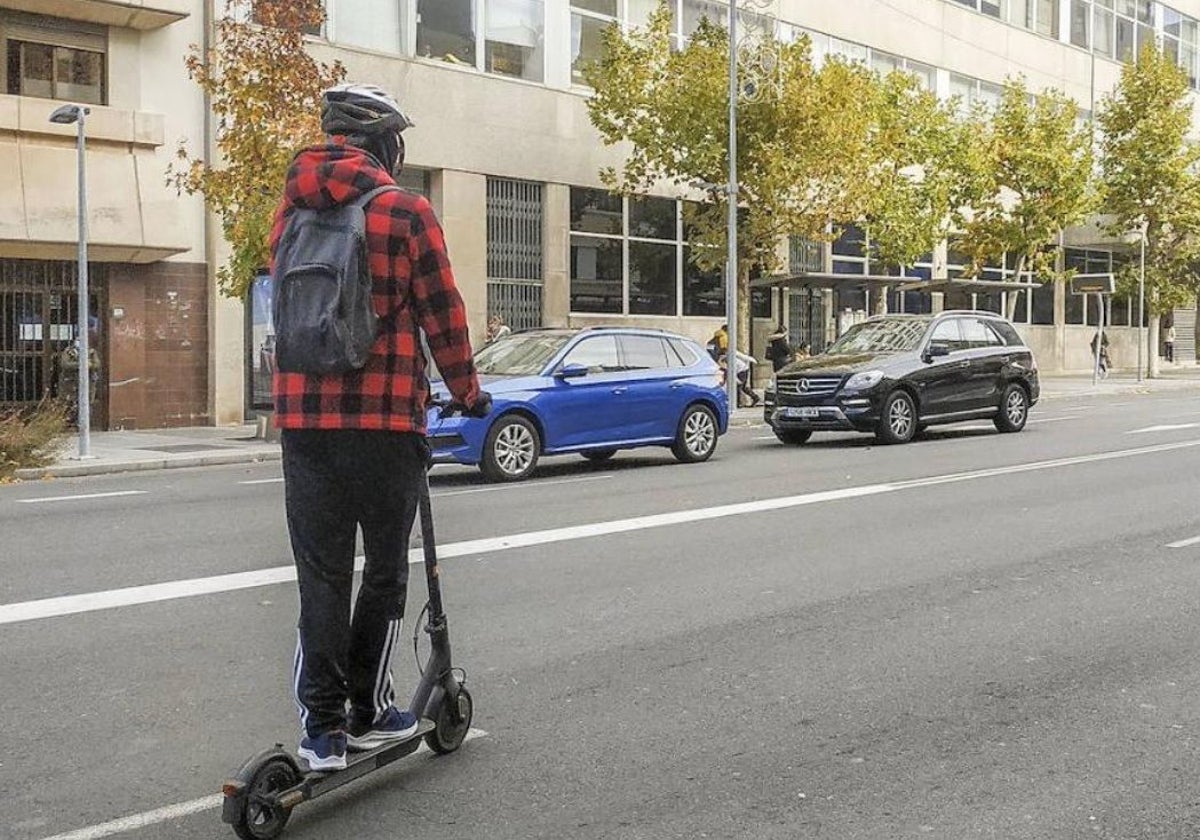 Un usuario circula con su patinete por Clara Campoamor, en Cáceres.