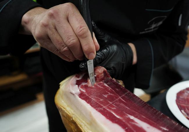 Este cortador se formó con Nico Jiménez, pero su inquietud le ha hecho cuidar detalles como una especie de altar donde lleva todo lo necesario para el corte de una manera muy estética.