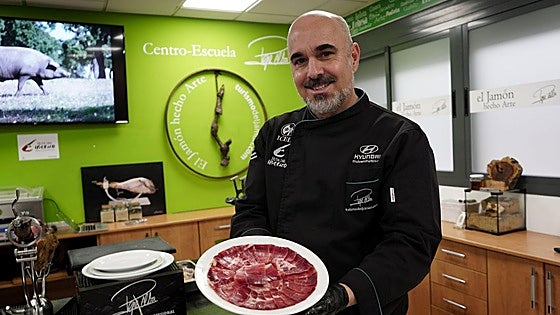 Pepe Alba lleva quince años con varias líneas de trabajo en torno al jamón: turismo, formaciones y, por supuesto, cortando en eventos.