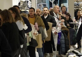 Cola para entrar a la tienda de Álvaro Moreno en El Faro de Badajoz.