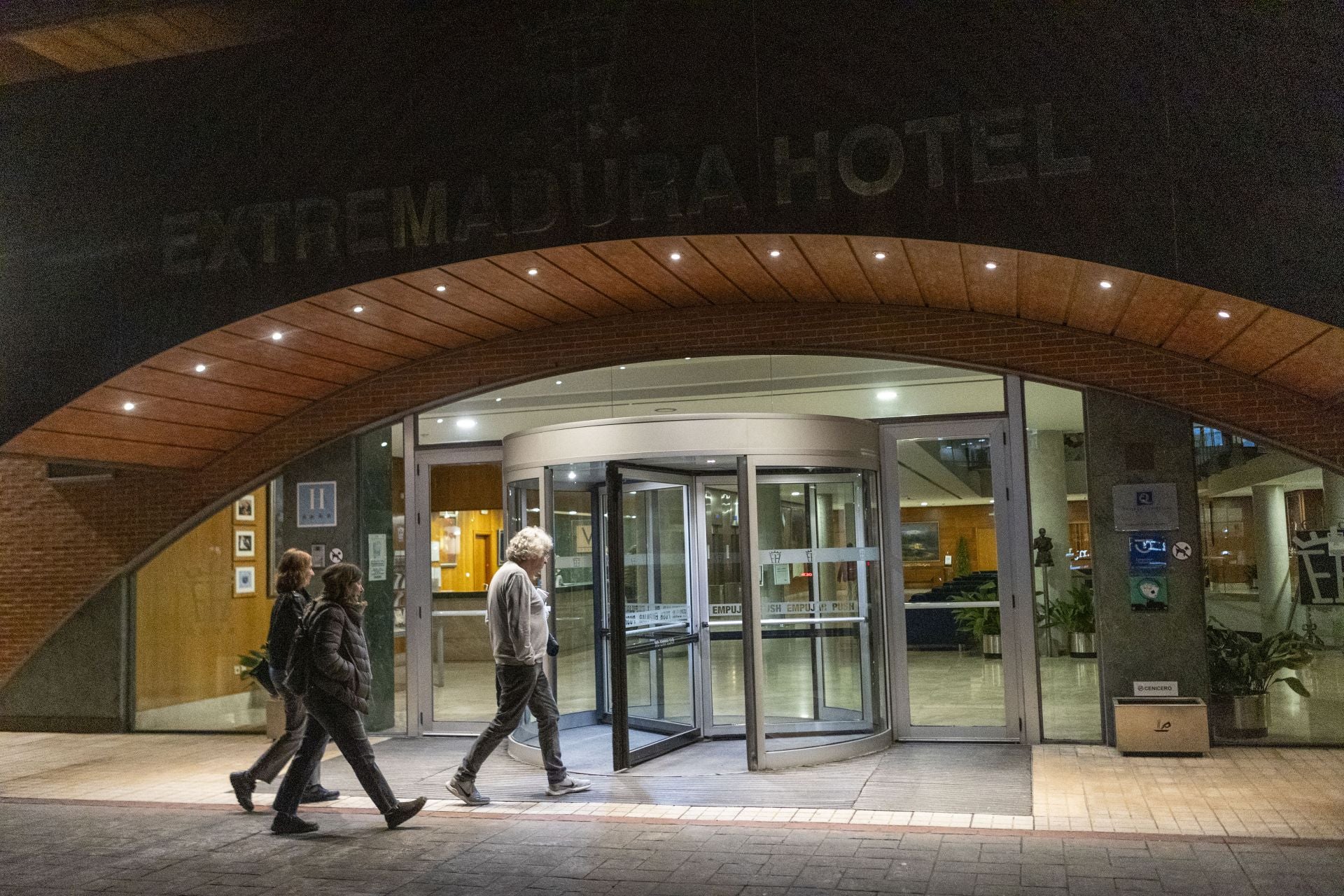 Turistas entran en un hotel de Cáceres.