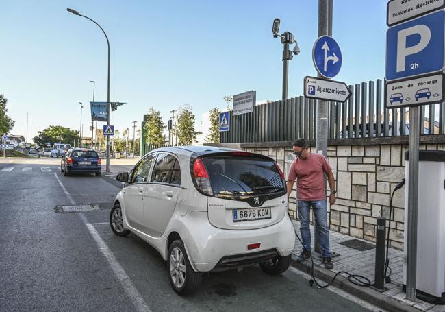 Zona de recarga de coches eléctricos en Badajoz. FOTOS