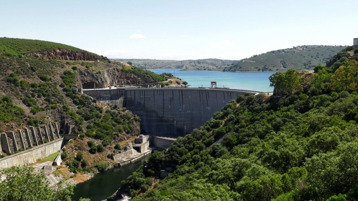 Embalse y central hidroeléctrica de Valdecañas.