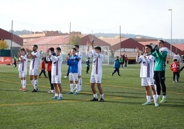 El Extremadura saluda al público tras el partido ante el Diocesano.