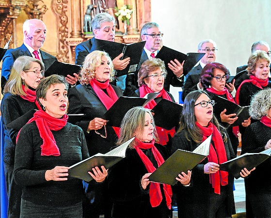Imagen principal - Los abuelos llevan la ilusión a las calles de Badajoz