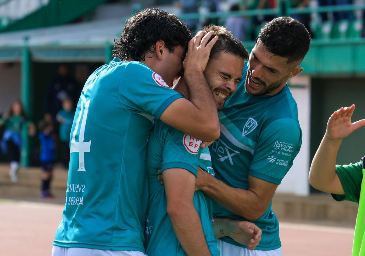 Placi, Farrell y Ruymán celebran un gol contra el Cádiz B.