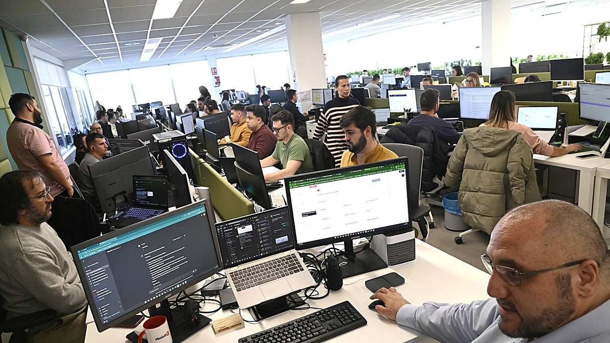 Fares Kameli, CIOde La Casa de las Carcasas, en primer término, con su equipo de trabajo