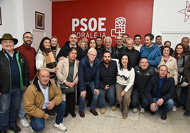 Gutiérrez, con militantes en la agrupación de Moraleja.