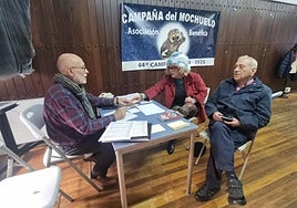 Cristóbal García, en el despacho del Mochuelo,recoge la aportación de Francisco Gijón.