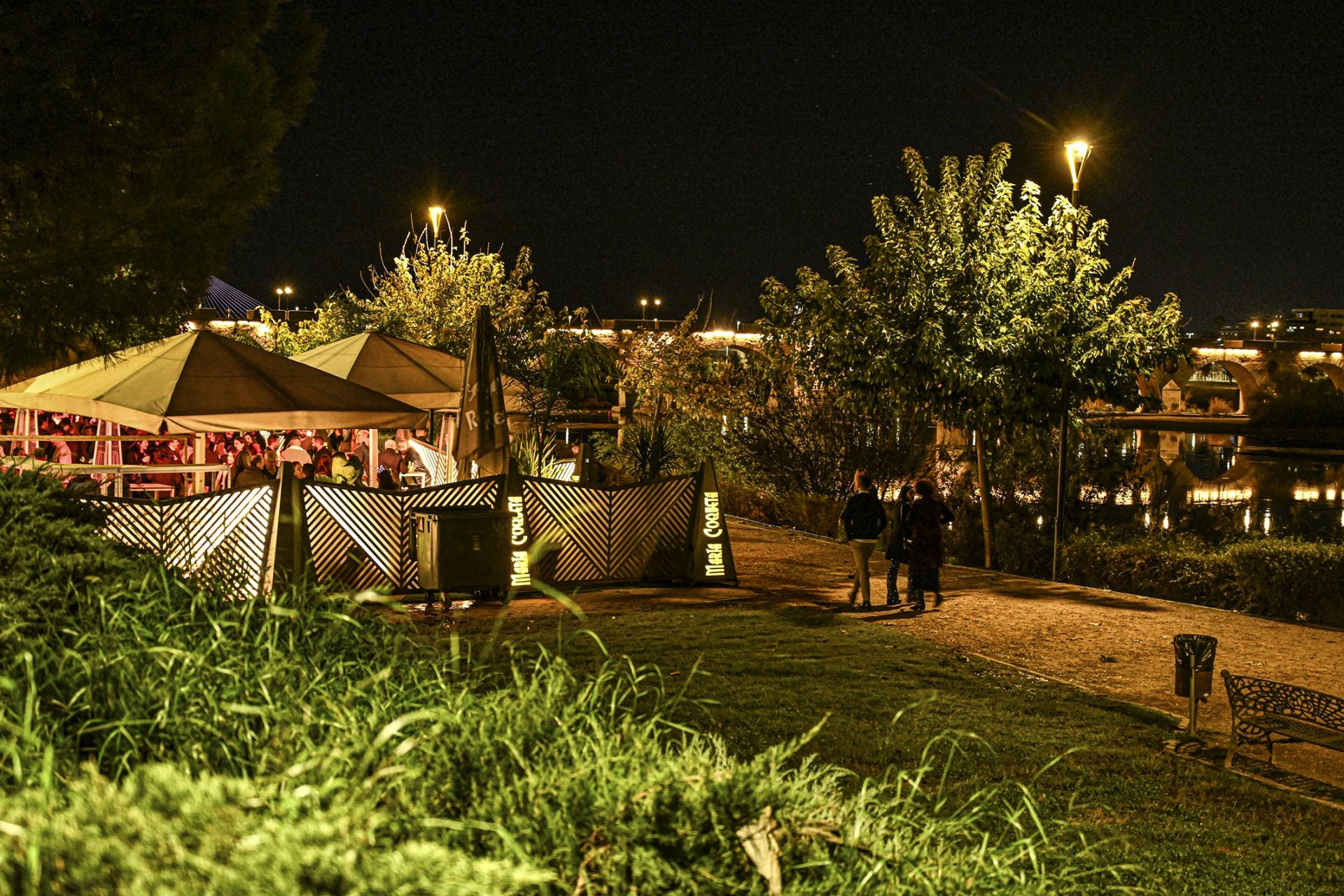 Fotos | Los bares del río de Badajoz hacen el agosto en Navidad