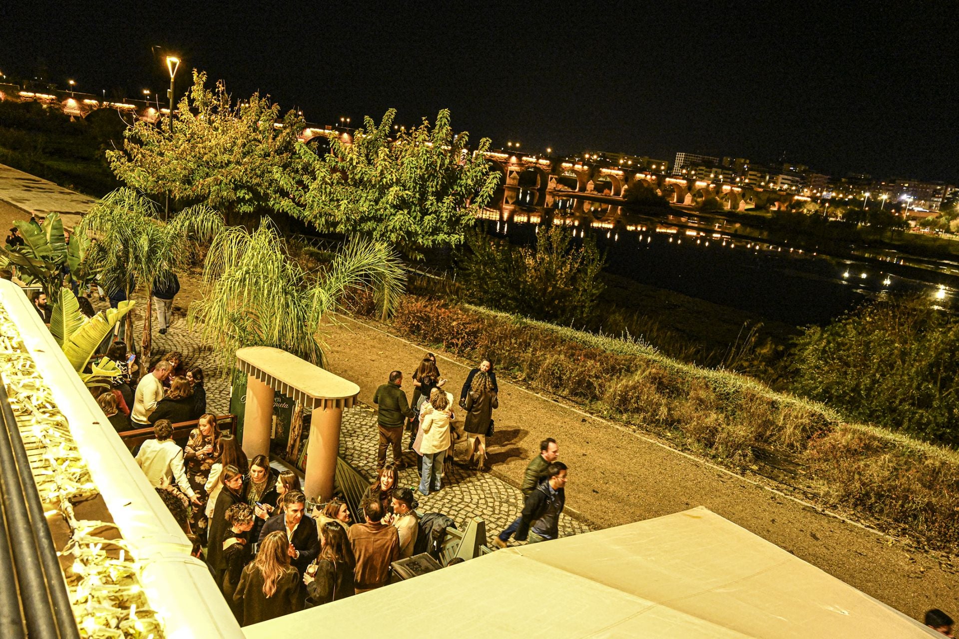 Fotos | Los bares del río de Badajoz hacen el agosto en Navidad