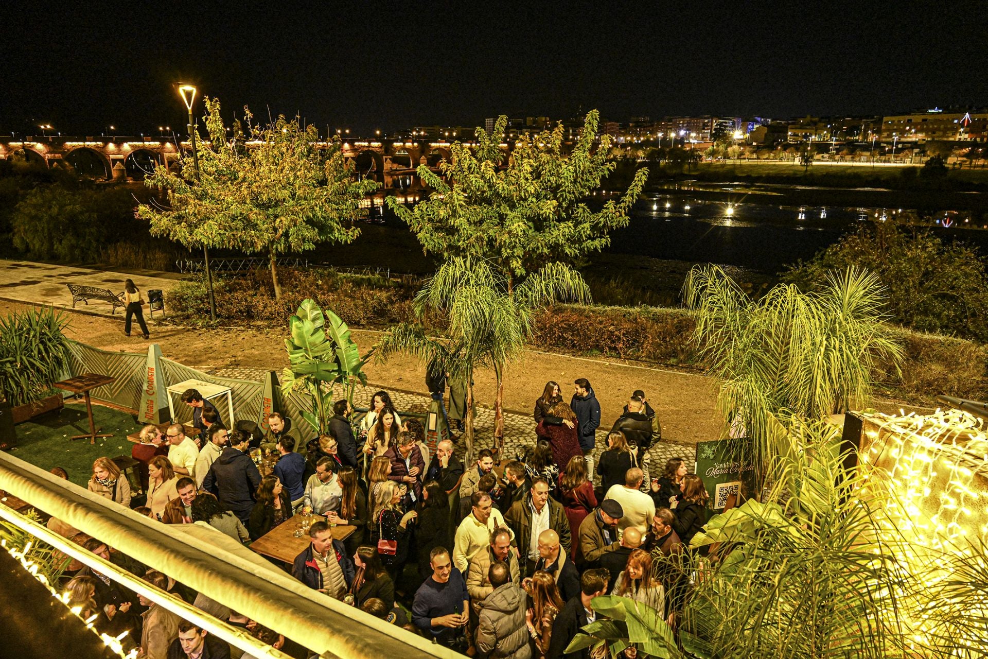 Fotos | Los bares del río de Badajoz hacen el agosto en Navidad