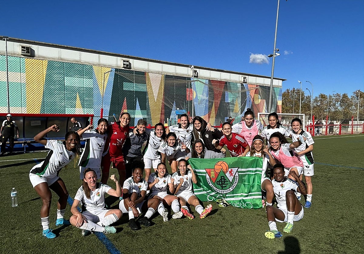 El conjunto cacereño celebra una de las victorias de esta temporada en Primera RFEF.