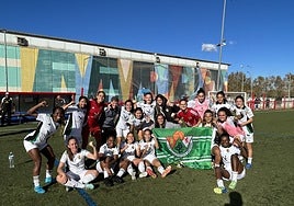 El conjunto cacereño celebra una de las victorias de esta temporada en Primera RFEF.