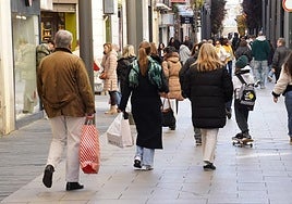 La calle Menacho se llena de clientes en Navidad.