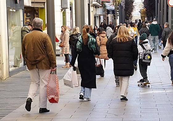 La calle Menacho se llena de clientes en Navidad.