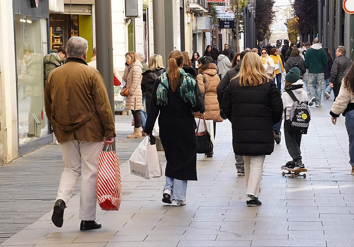 La calle Menacho se llena de clientes en Navidad.