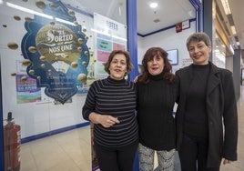 Trabajadoras de las administración 11 del Ruta de la Plata tras enterarse de que habían vendido un quinto premio en la Lotería de Navidad.