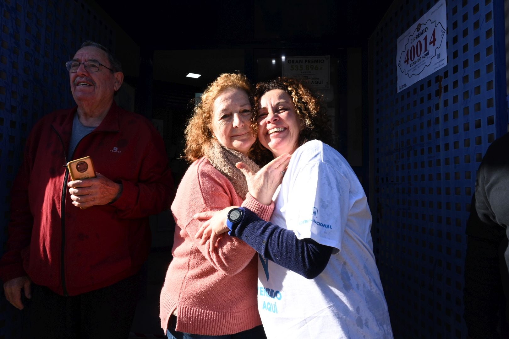 Celebración en la localidad pacense de La Roca de la Sierra tras ser agraciada con el segundo premio de la Lotería de Navidad. Allí se ha vendido el 40014.