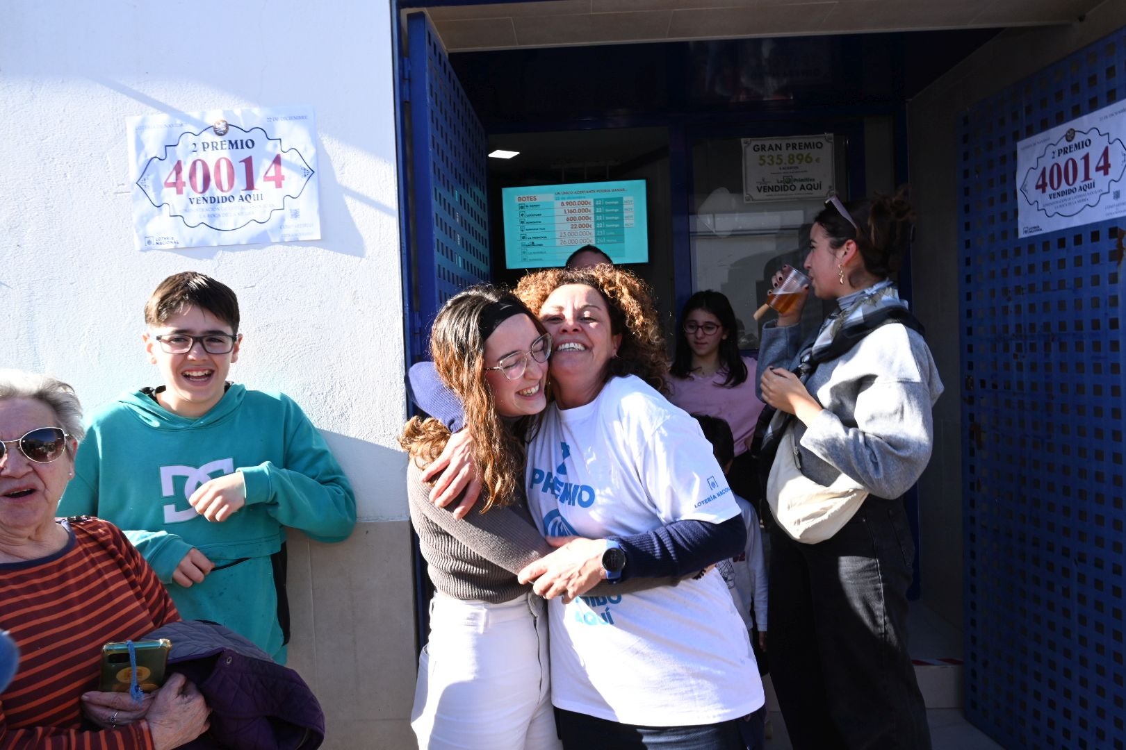 Celebración en la localidad pacense de La Roca de la Sierra tras ser agraciada con el segundo premio de la Lotería de Navidad. Allí se ha vendido el 40014.