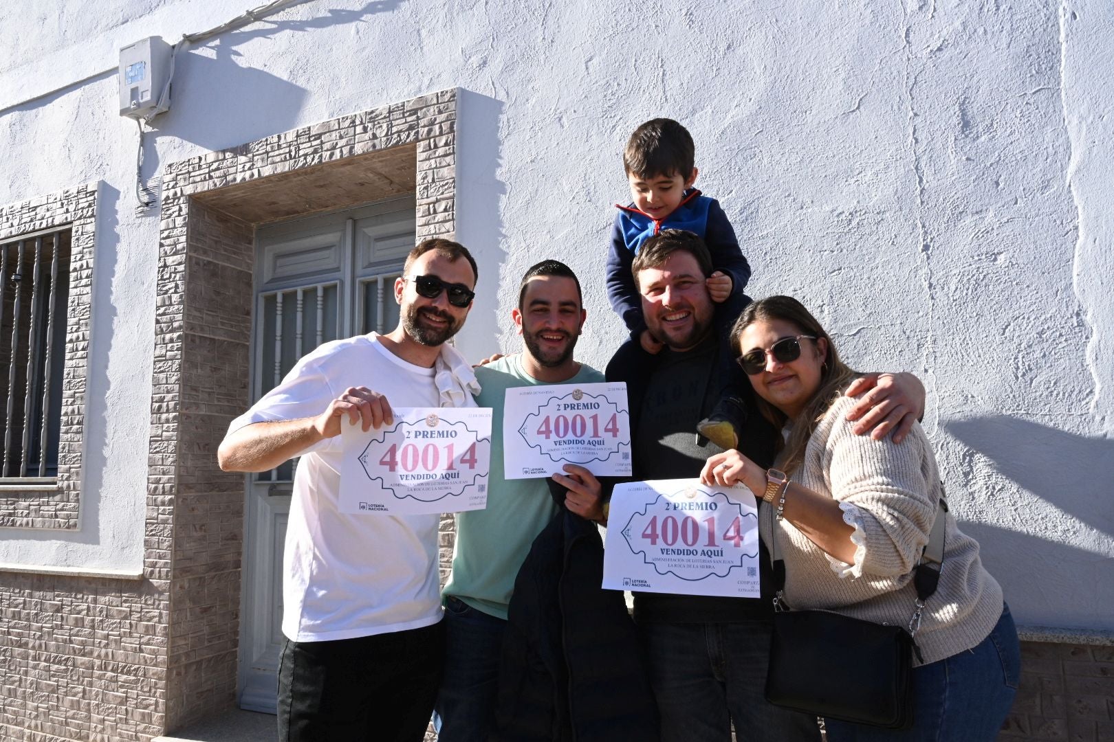 Celebración en la localidad pacense de La Roca de la Sierra tras ser agraciada con el segundo premio de la Lotería de Navidad. Allí se ha vendido el 40014.