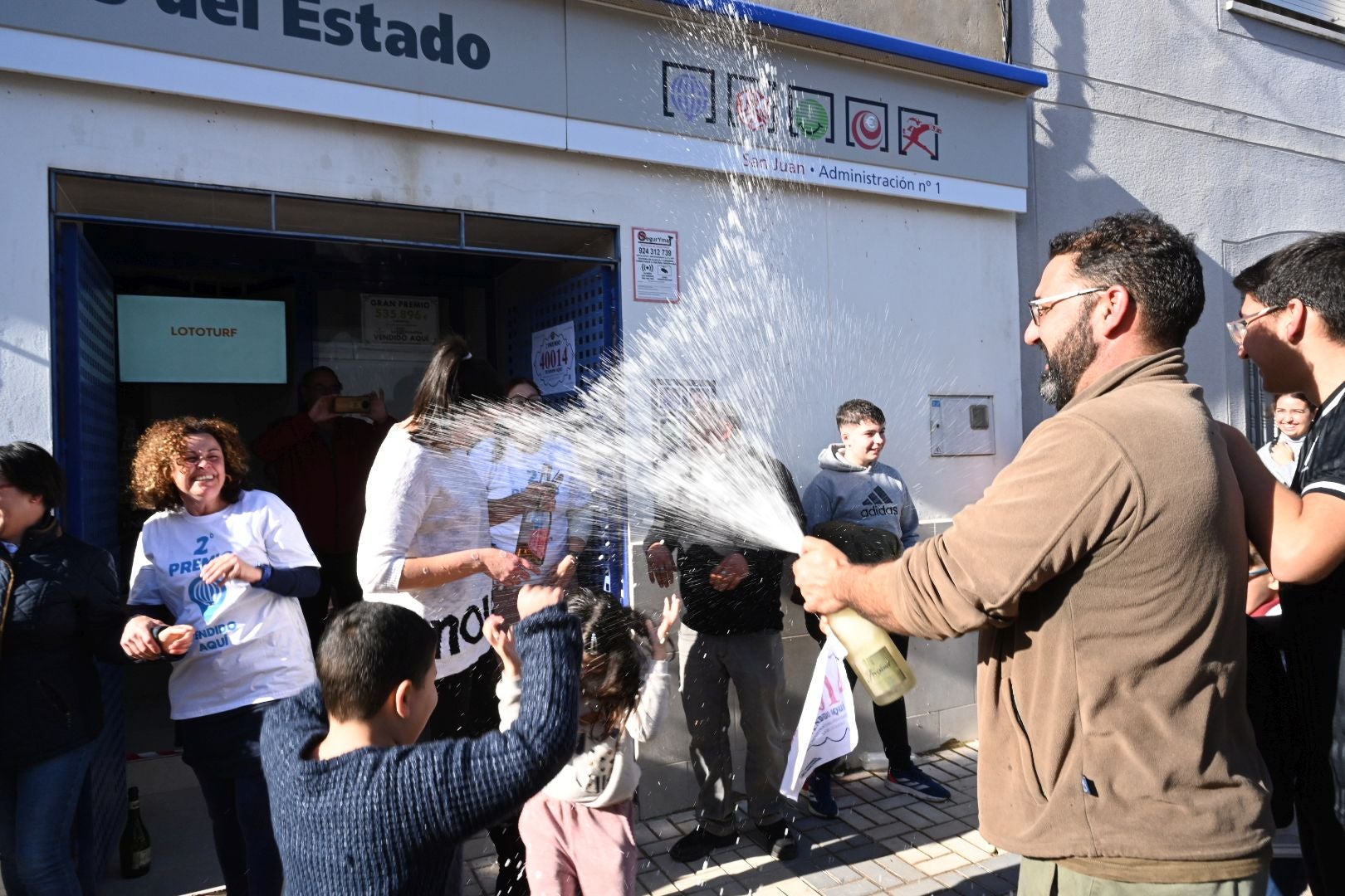 Celebración en la localidad pacense de La Roca de la Sierra tras ser agraciada con el segundo premio de la Lotería de Navidad. Allí se ha vendido el 40014.