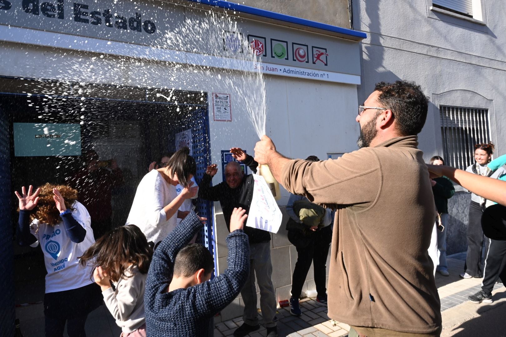 Celebración en la localidad pacense de La Roca de la Sierra tras ser agraciada con el segundo premio de la Lotería de Navidad. Allí se ha vendido el 40014.