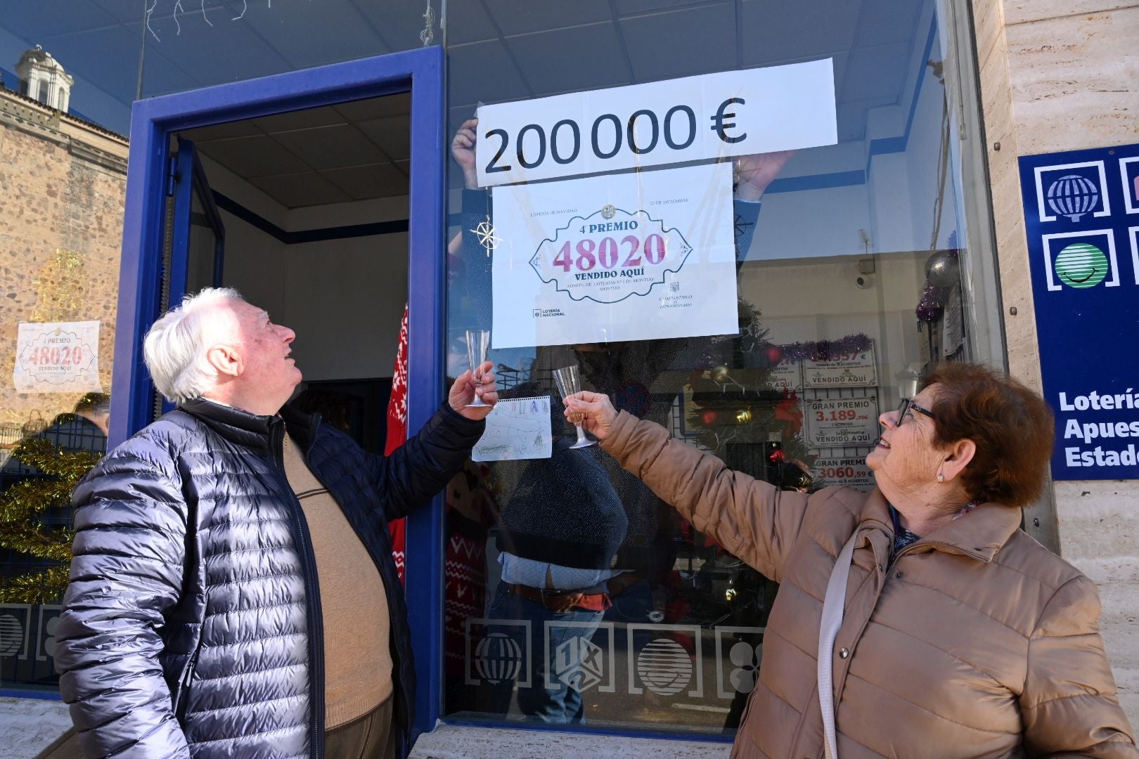 Celebración del cuarto premio de la Lotería Nacional que ha dejado 200.000 euros en Montijo. 