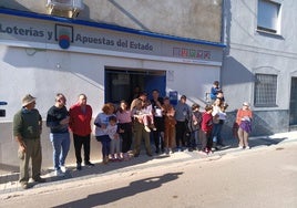 Algunos de los agraciados con el segundo premio en La Roca de la Sierra se han acercado a la administración para celebrar el premio.