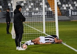 Álex Alegría se queja de un golpe recibido en el partido ante el Jerez.