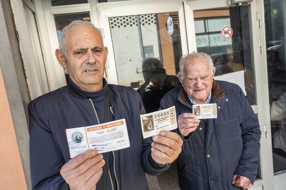 Manuel Suárez y Florencio Borrachero con sus décimos y la participación de otro vecino.