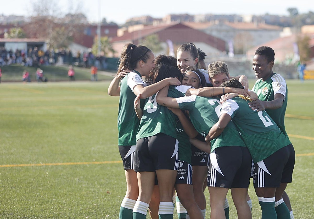 Las jugadoras del Cacereño celebran la clasificación para cuartos de la Copa de la Reina.