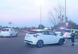 Uno de los coches implicados en el accidente de tráfico.