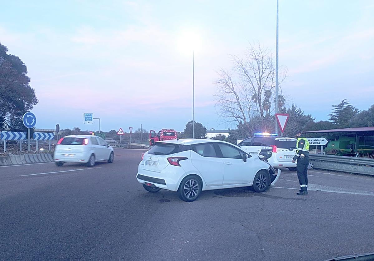 Uno de los coches implicados en el accidente de tráfico.