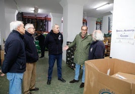 Rafael Mateos junto a voluntarios del Banco de Alimentos.