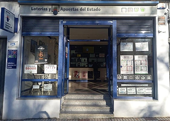 La Administracion de Loterias «La Herradura de la Suerte» regentada por la hornachega Toñi Godoy espera que la «suerte» no pase de largo en la Loteria del Niño