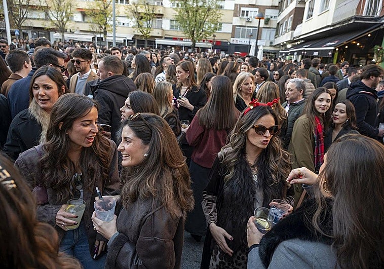 Tardeo en la plaza de Los Alféreces de Badajoz durante el día de Nochebuena.