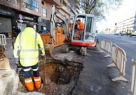 Operarios de la empresa contratada por Canal, en Gil Cordero.