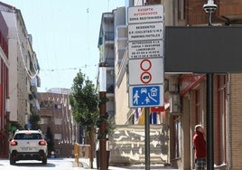 Cámara de control de tráfico (parte superior derecha) instalada en la entrada de la calle Valverde Lillo.