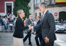 Guardiola saluda a Felipe VI.