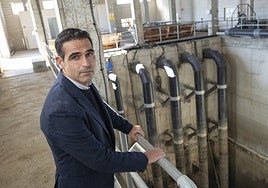 Javie Rosado, responsable de tratamiento y depuración de aguas de Aqualia en Badajoz dentro de uno de los tanques de tormenta que existen en la ciudad.