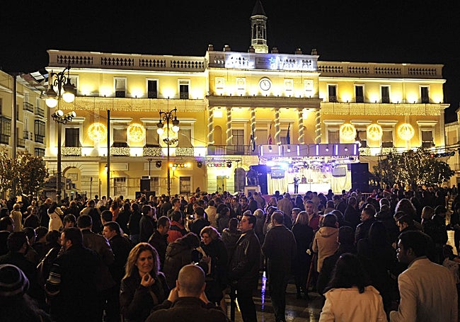 Pacenses celebran la Nochevieja en la plaza del Ayuntamiento.