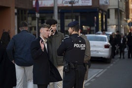 Un agente de la Policía Local en la plaza de los Alféreces atiende a varios ciudadanos el día de la Nochebuena.