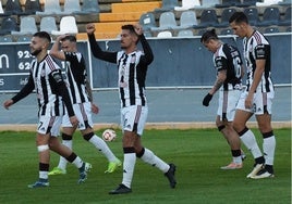 Jorge Barba celebra el gol del Badajoz ante el Jerez, detrás de Bermu.