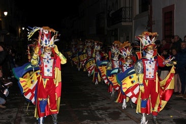 El Ayuntamiento pregunta a los vecinos: ¿desfile de comparsas de Carnaval el sábado o el domingo?