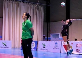 Flavia Lima dirige un partido mientras Fabiola Ortega ejecuta un saque.