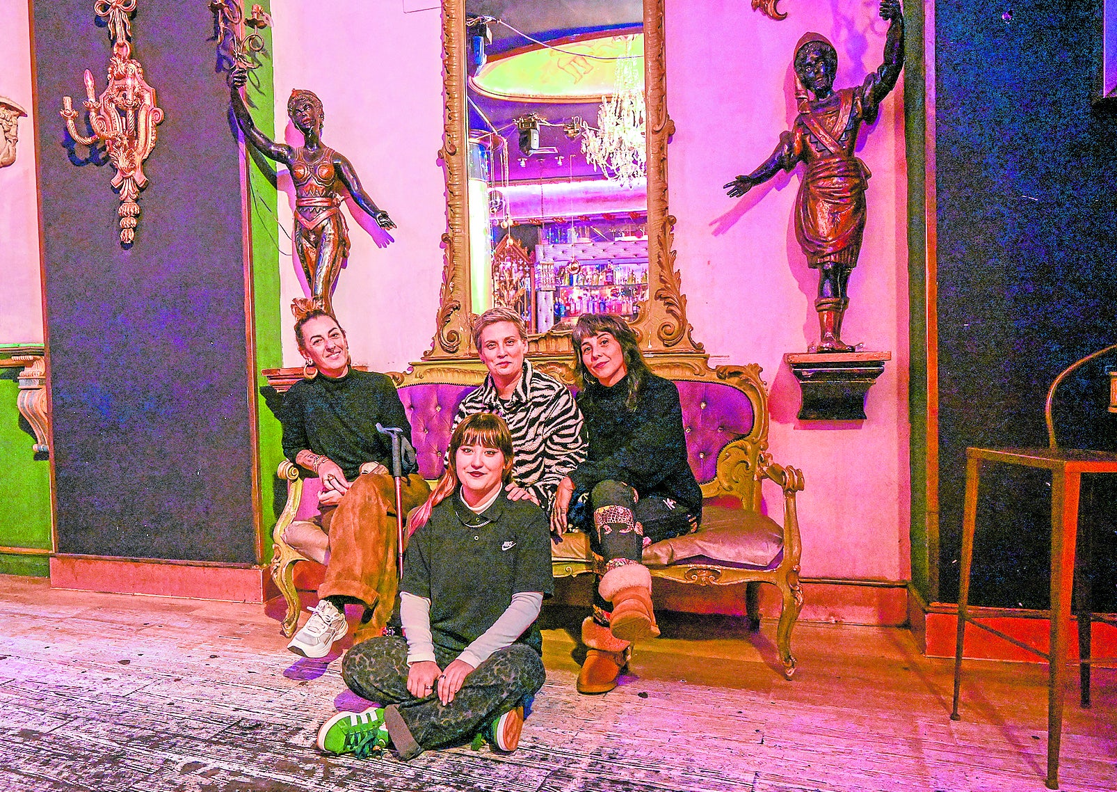 En el centro, Maribel Díaz junto a Arantxa, Olga y su hija en la sala Atenea.